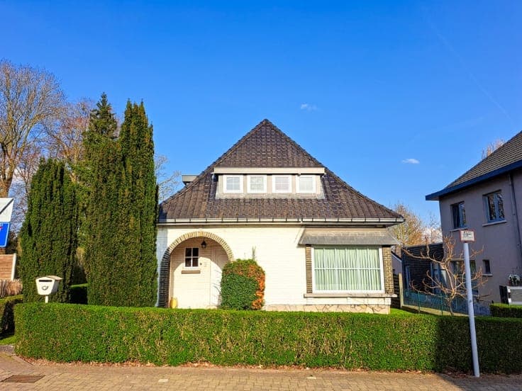 Totaal te renoveren open bebouwing op 413m²