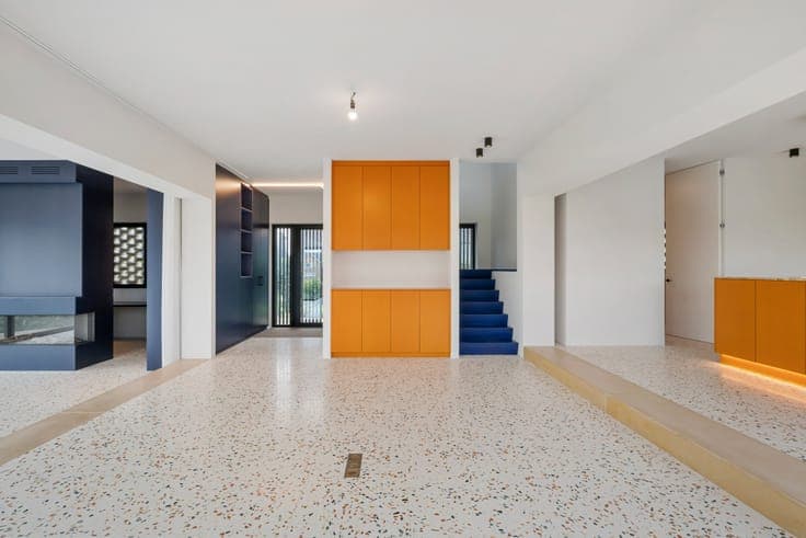 Modern villa with garden, terrace and garage in Sint-Pieter