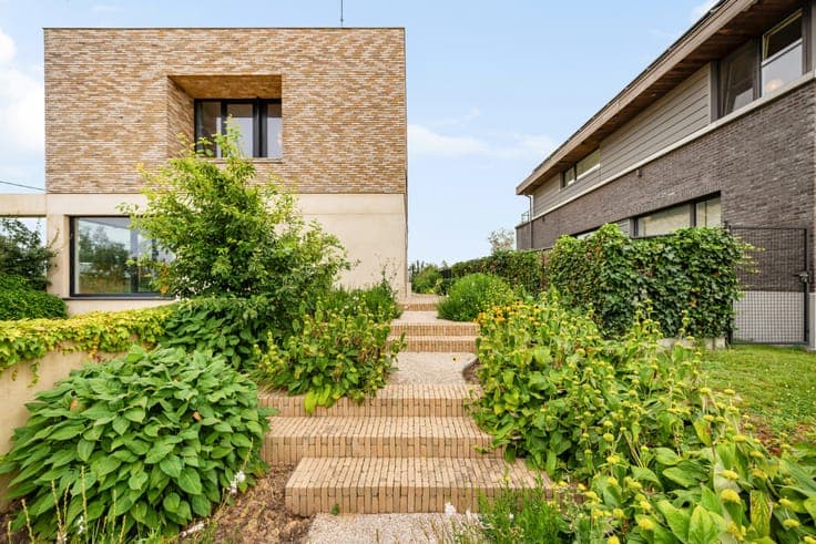 Modern villa with garden, terrace and garage in Sint-Pieter