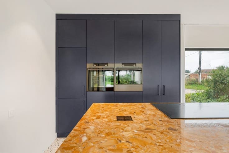 Modern villa with garden, terrace and garage in Sint-Pieter