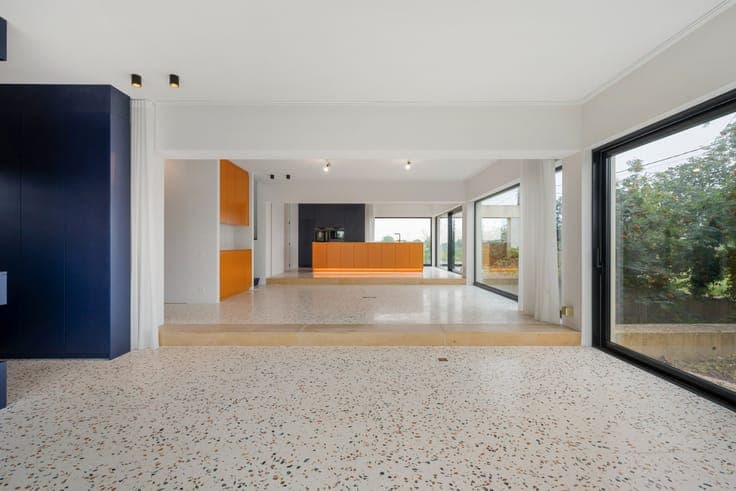 Modern villa with garden, terrace and garage in Sint-Pieter