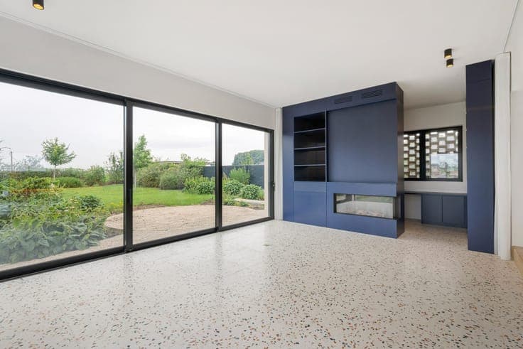 Modern villa with garden, terrace and garage in Sint-Pieter
