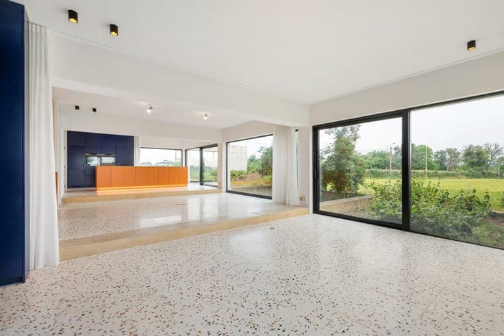 Modern villa with garden, terrace and garage in Sint-Pieter