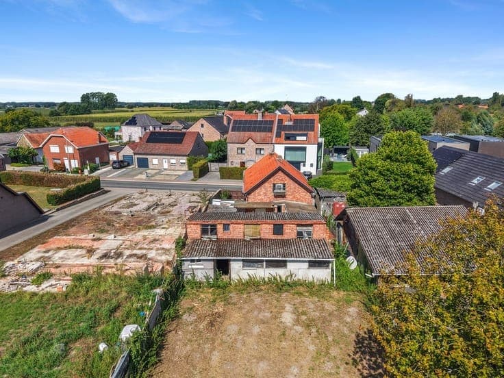 TE RENOVEREN WONING OP EEN RUIM PERCEEL VAN 15A81CA IN NI...