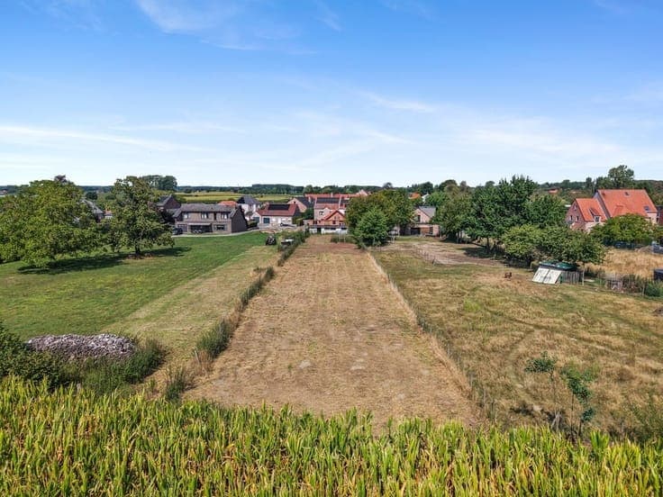 TE RENOVEREN WONING OP EEN RUIM PERCEEL VAN 15A81CA IN NI...