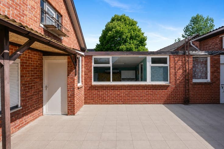 TE RENOVEREN WONING OP EEN RUIM PERCEEL VAN 15A81CA IN NI...