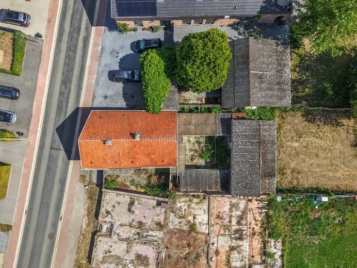 TE RENOVEREN WONING OP EEN RUIM PERCEEL VAN 15A81CA IN NI...