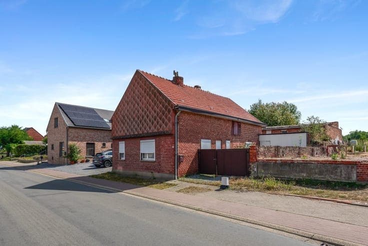 TE RENOVEREN WONING OP EEN RUIM PERCEEL VAN 15A81CA IN NI...