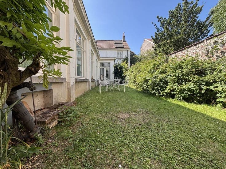 Saint Gilles- Back house with rear building and garden