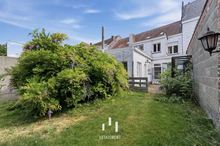 Te renoveren Stadswoning met ruime tuin en tal van mogeli...