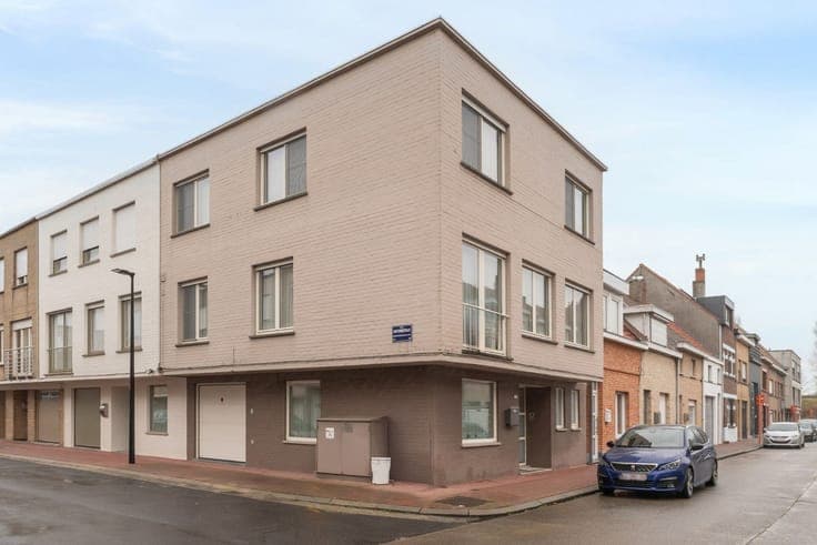 Ready-to-move-in, light-filled split-level house with spaci