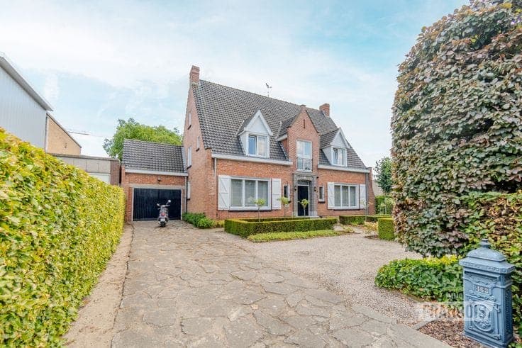 Spacious villa on an exceptional plot in Sint-Michiels
