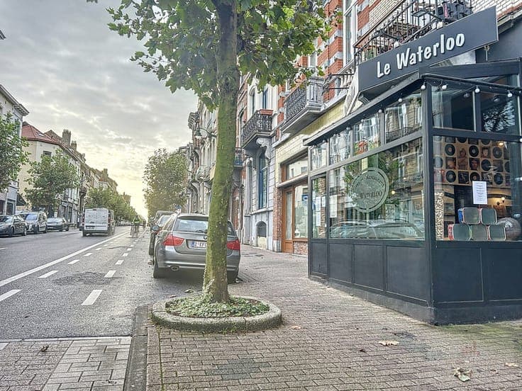Mixed-use building with magnificent restaurant and triplex