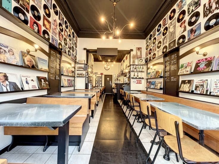Mixed-use building with magnificent restaurant and triplex