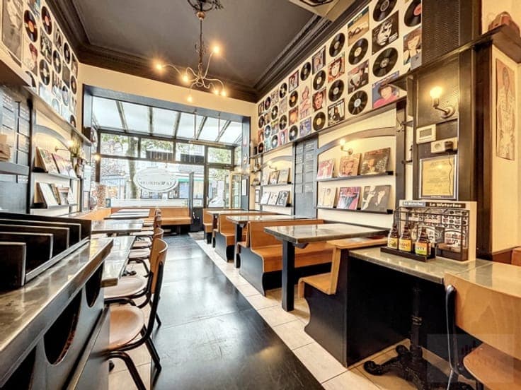 Mixed-use building with magnificent restaurant and triplex