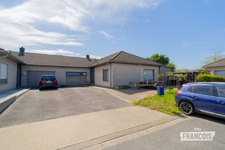 Single-storey semi-detached home for sale in Diksmuide with…
