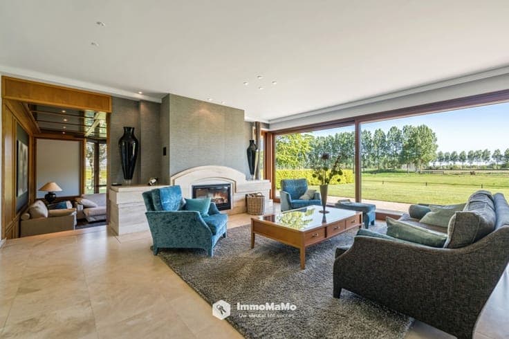 UNIEKE VILLA MET BINNENZWEMBAD EN PAARDENSTALLEN OP EEN T...