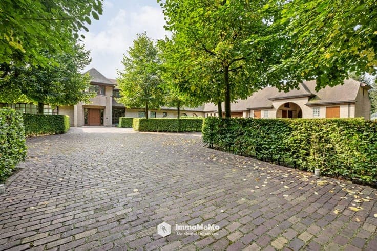 UNIEKE VILLA MET BINNENZWEMBAD EN PAARDENSTALLEN OP EEN T...