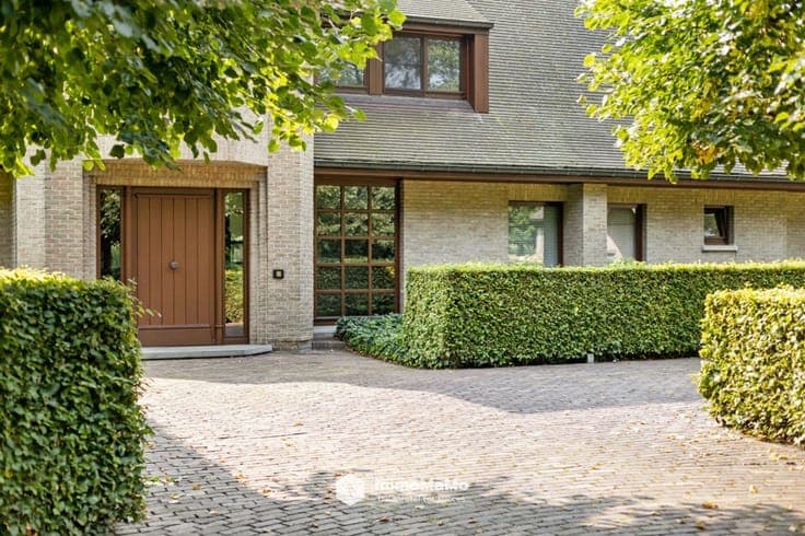 UNIEKE VILLA MET BINNENZWEMBAD EN PAARDENSTALLEN OP EEN T...