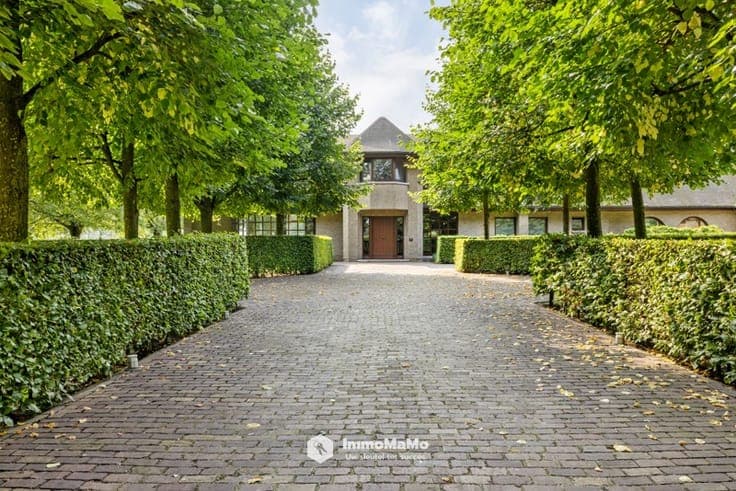 UNIEKE VILLA MET BINNENZWEMBAD EN PAARDENSTALLEN OP EEN T...