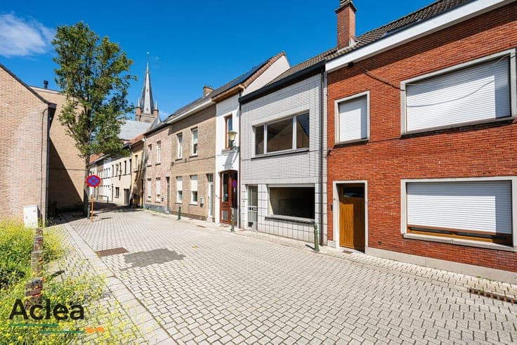 Te renoveren stadswoning met 4 slaapkamers en gezellige tuin
