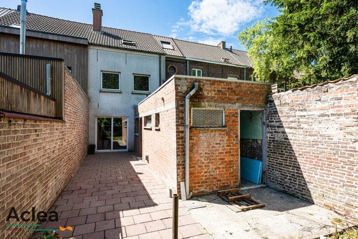 Te renoveren stadswoning met 4 slaapkamers en gezellige tuin