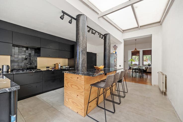 Spacious Family Home with 4–5 Bedrooms and City Garden