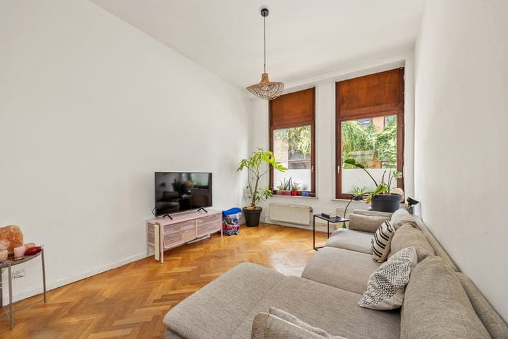 Spacious Family Home with 4–5 Bedrooms and City Garden
