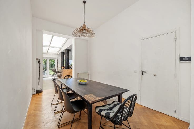 Spacious Family Home with 4–5 Bedrooms and City Garden