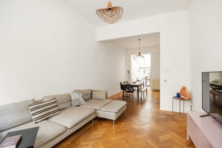 Spacious Family Home with 4–5 Bedrooms and City Garden