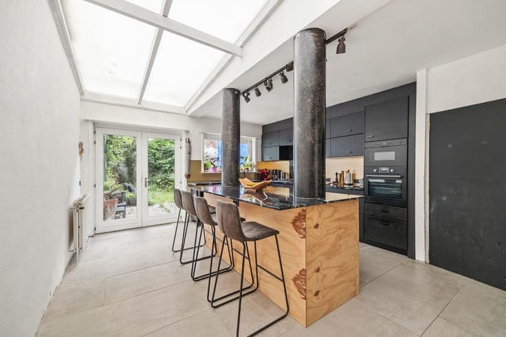 Spacious Family Home with 4–5 Bedrooms and City Garden