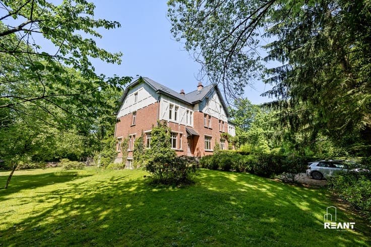 Renovated officer's house on 3,000-square-foot lot