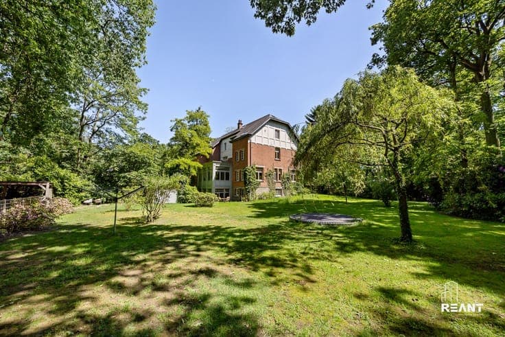 Renovated officer's house on 3,000-square-foot lot