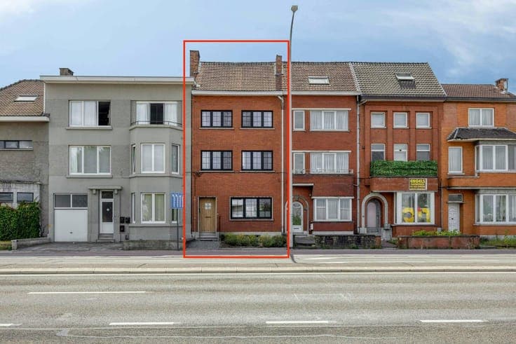 Charming 5-bedroom townhouse with private car parks