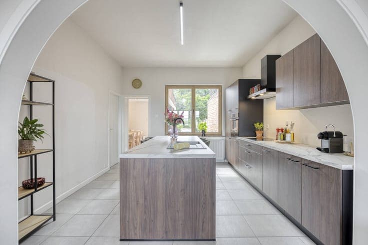 Charming 5-bedroom townhouse with private car parks