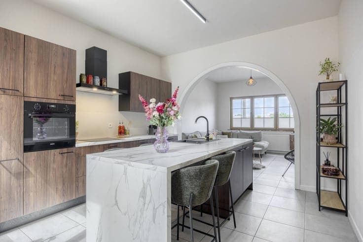 Charming 5-bedroom townhouse with private car parks