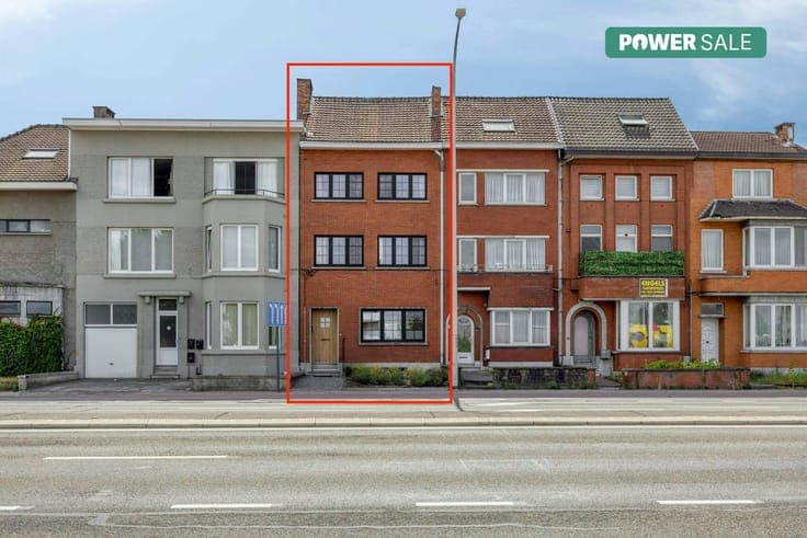 Charming 5-bedroom townhouse with private car parks