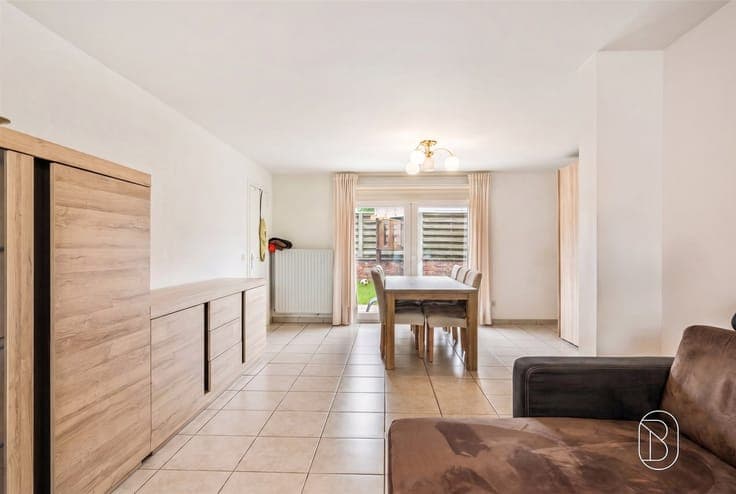 Spacious 6-bedroom house with garage and garden