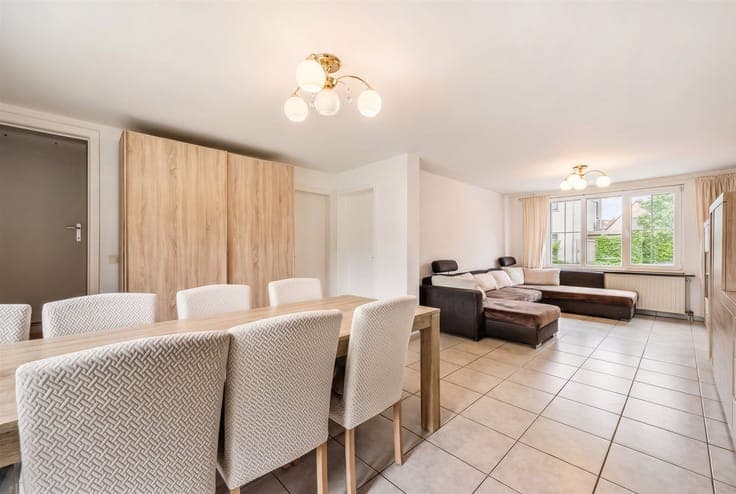 Spacious 6-bedroom house with garage and garden
