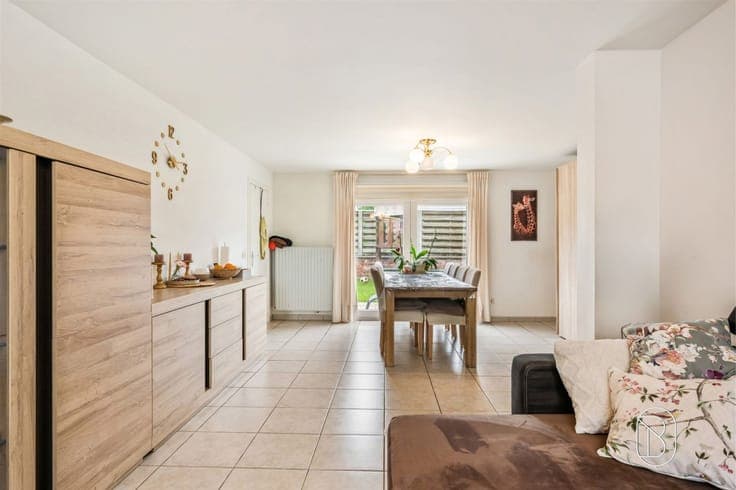 Spacious 6-bedroom house with garage and garden