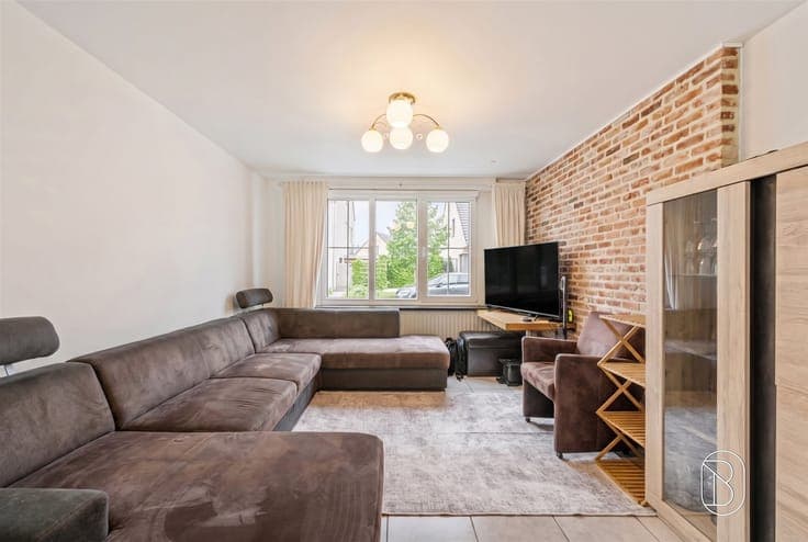 Spacious 6-bedroom house with garage and garden