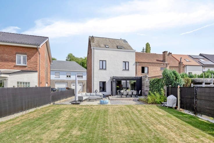 Fully renovated three-facade home in center
