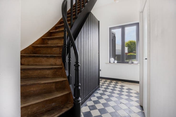Fully renovated three-facade home in center