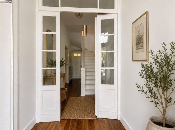 Maison de coin 3 façades avec 5 chambres et beau potentiel S