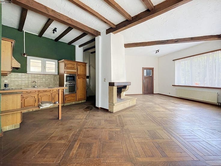 Maison de coin 3 façades avec 5 chambres et beau potentiel S