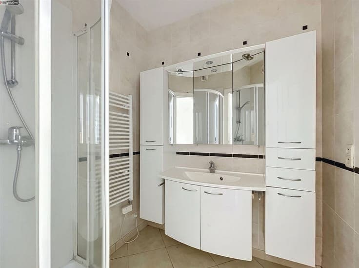 Maison de coin 3 façades avec 5 chambres et beau potentiel S