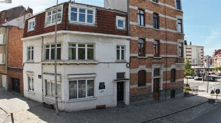 Maison de coin 3 façades avec 5 chambres et beau potentiel S