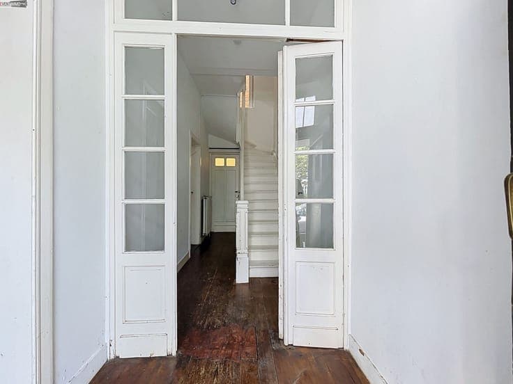 Maison de coin 3 façades avec 5 chambres et beau potentiel S