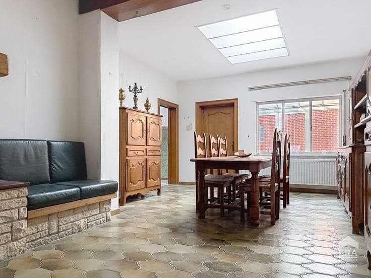 SPACIOUS 3-BEDROOM HOUSE CLOSE TO ALL AMENITIES