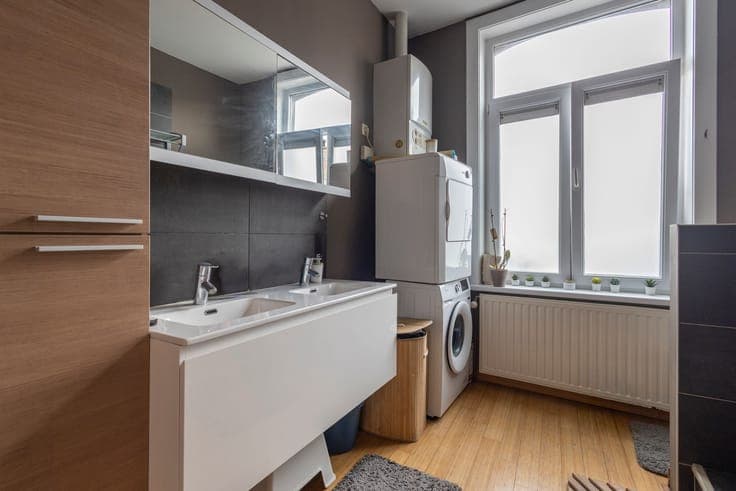 Building with 2 units and 4 bedrooms in good condition